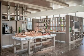 Takterrassebar, utsikt mot havet, åpen hver dag