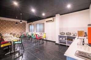 朝食、ランチ、ディナーに営業 (郷土料理)