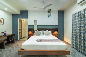 Deluxe Room, 1 King Bed | Premium bedding, minibar, in-room safe, desk