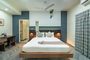 Deluxe Room, 1 King Bed | Premium bedding, minibar, in-room safe, desk - Serenity Inn La Vista (Hyderabad)