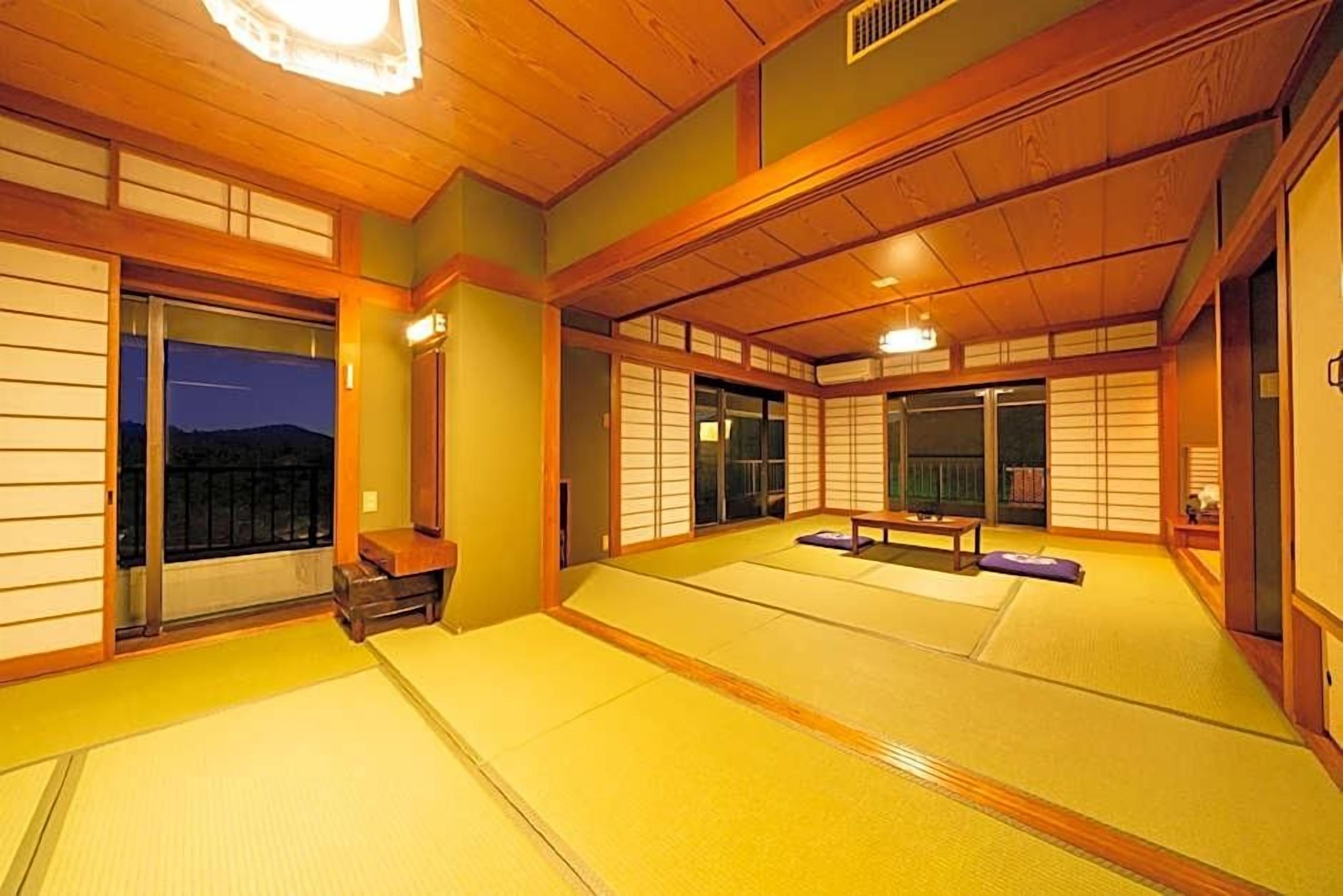 Et traditionelt japansk rum med tatamimåtter, skydedøre og lavt i loftet.