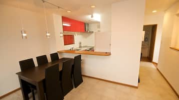 Khu vực ăn uống tại phòng