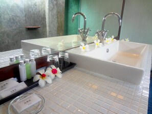Deluxe Room | Bathroom amenities