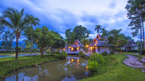 A resort with two main buildings, a swimming pool, and a small pond. - Bura Lumpai (Pai)