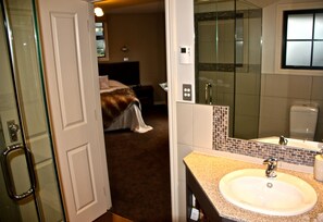 The Kepler Suite | Bathroom | Towels - Dock Bay Lodge (Te Anau)
