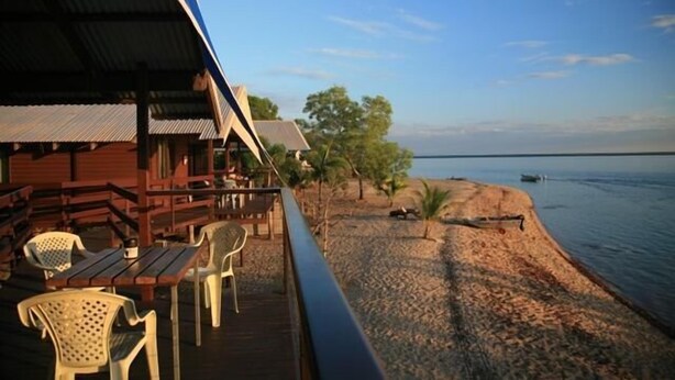 A beachfront restaurant with outdoor seating and a view of the sea. - Crab Claw Island (Bynoe)
