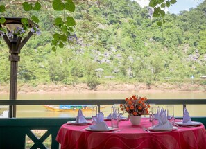 2 restaurants, breakfast, lunch served; local and international cuisine - Sai Gon Phong Nha Hotel (Bo Trach)