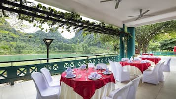 2 restaurants, breakfast, lunch served; local and international cuisine
