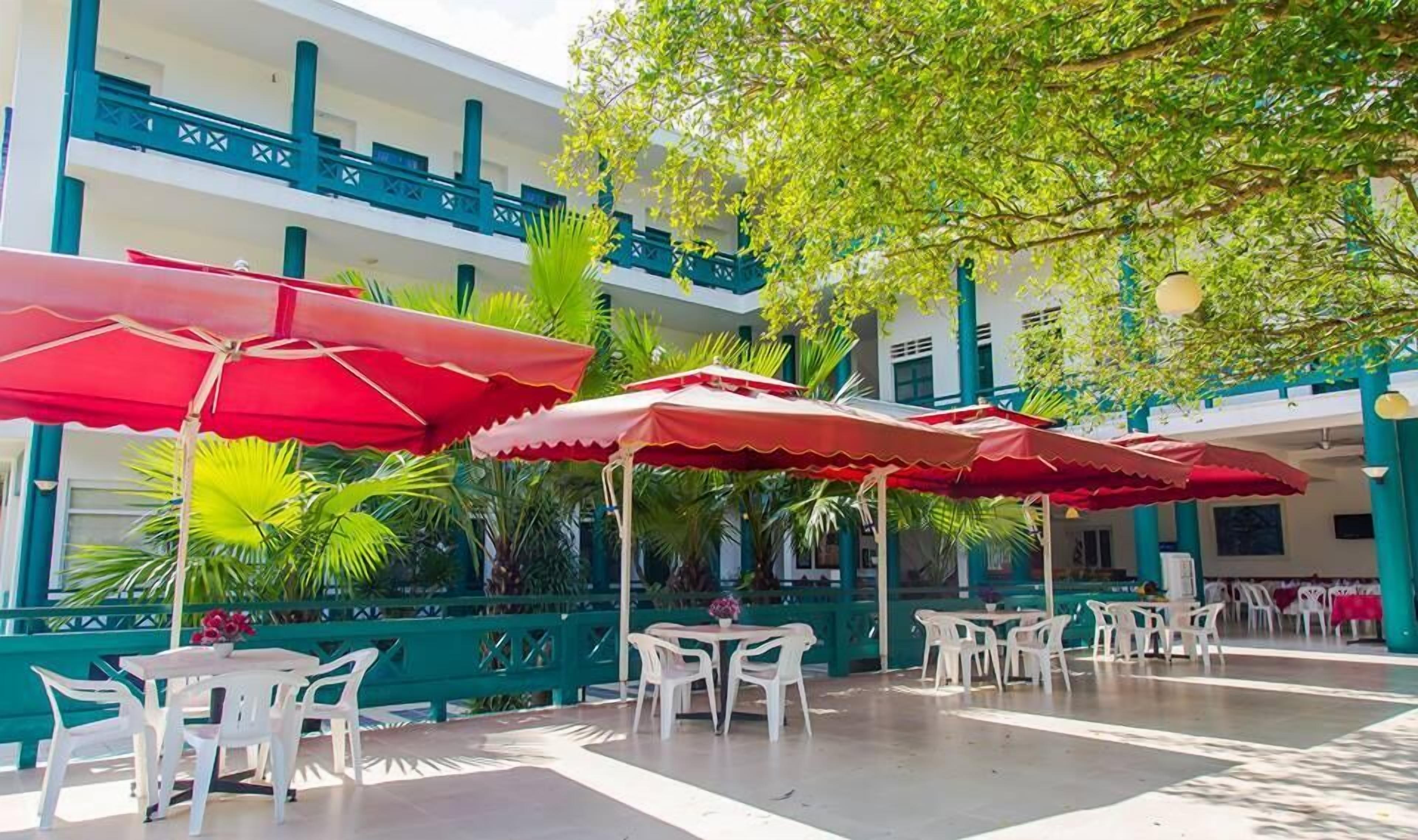 2 restauranter; severer morgenmad og lokale og internationale retter