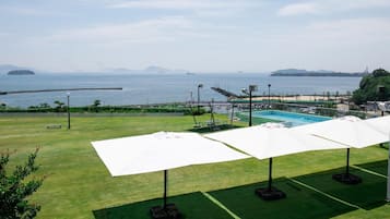 Outdoor pool, sun loungers