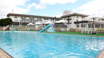 Outdoor pool, pool loungers