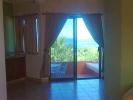 华丽客房, 1 张大床, 海洋景观 | 阳台