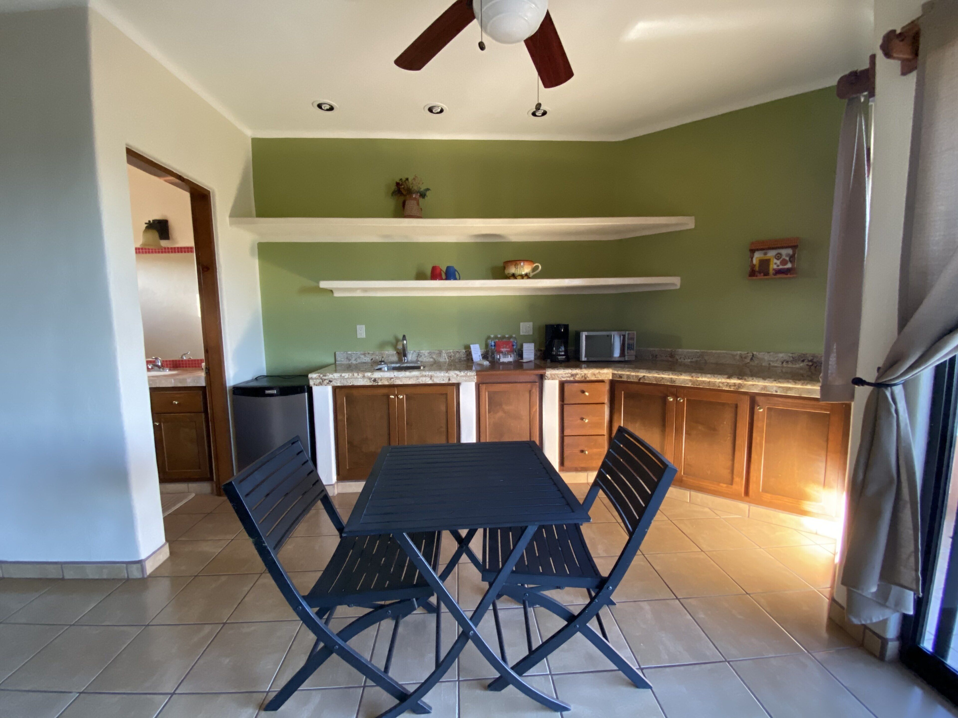 microwave, coffee/tea maker