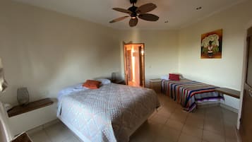 Deluxe tweepersoonskamer, uitzicht op oceaan | Een strijkplank/strijkijzer, gratis wifi, beddengoed