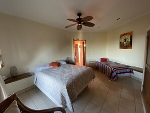 Doppia Deluxe, vista oceano | Ferro/asse da stiro, Wi-Fi gratuito, lenzuola