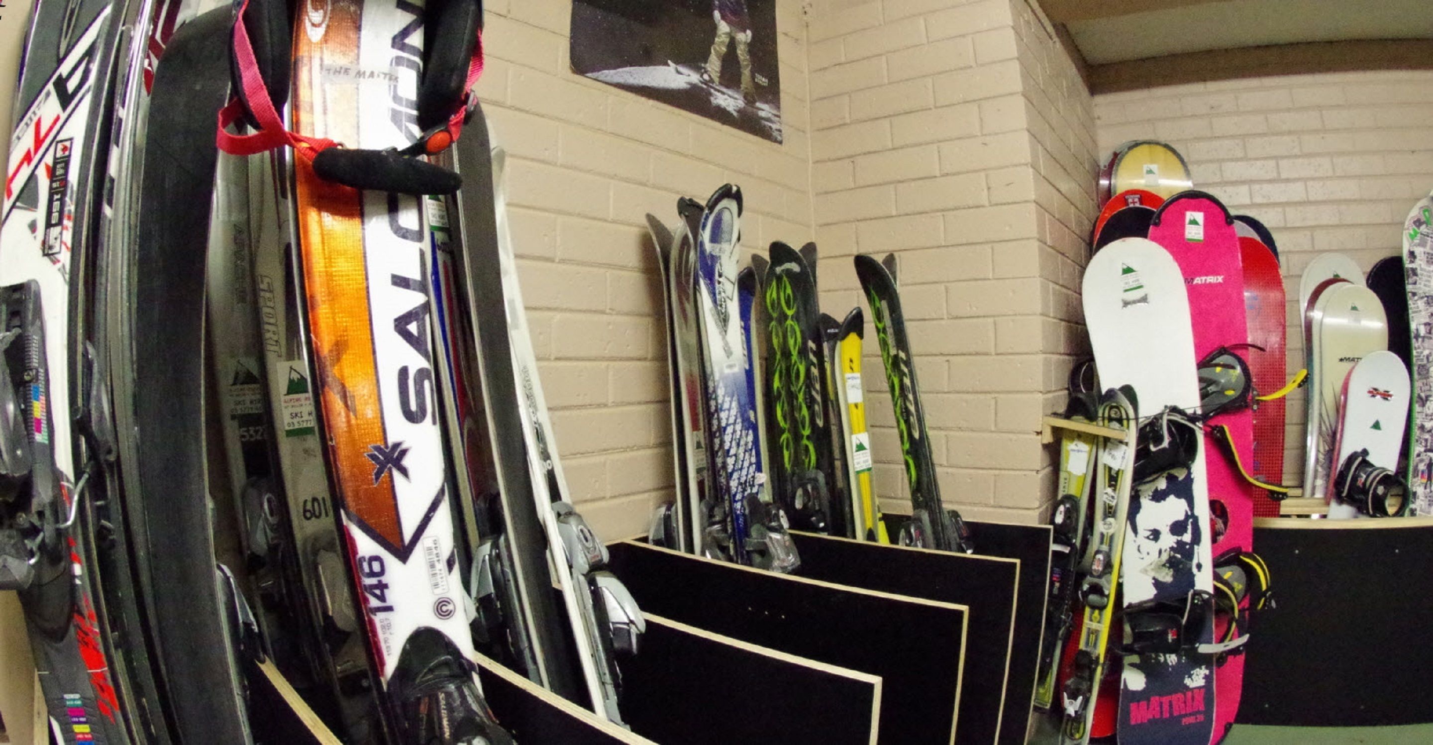 Ein Skigeschäft mit einer Auswahl an Skiern und Snowboards.