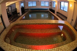 Una piscina cubierta