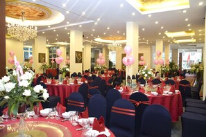 Breakfast, lunch, dinner served; Vietnamese cuisine