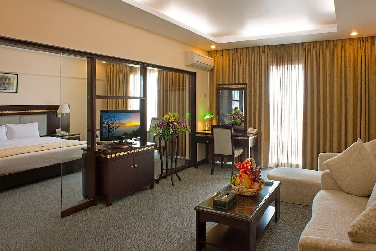 Grand suite | Een minibar, een kluis op de kamer, een bureau, verduisterende gordijnen
