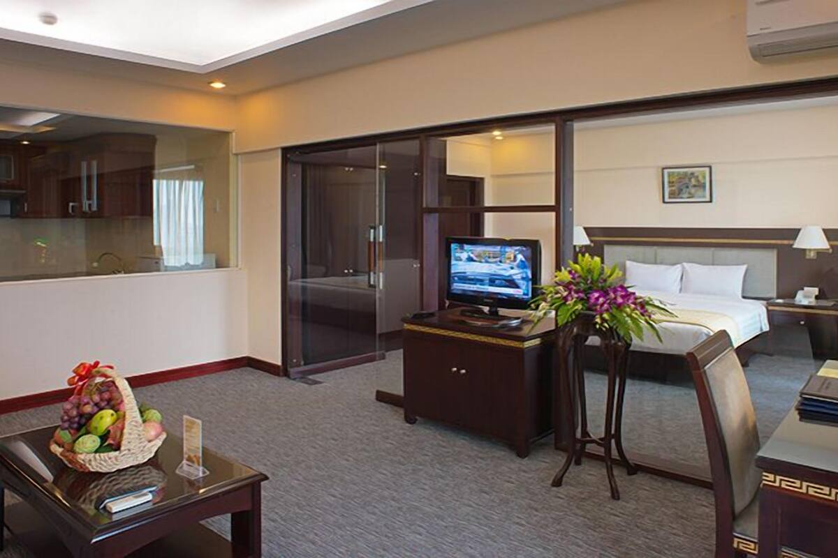 Suite (Huu Nghi) | Een minibar, een kluis op de kamer, een bureau, verduisterende gordijnen