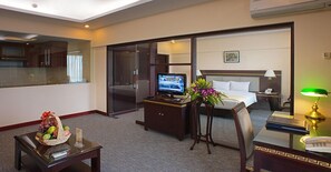 Suite (Huu Nghi) | Minibar, safe på rommet, skrivebord og blendingsgardiner