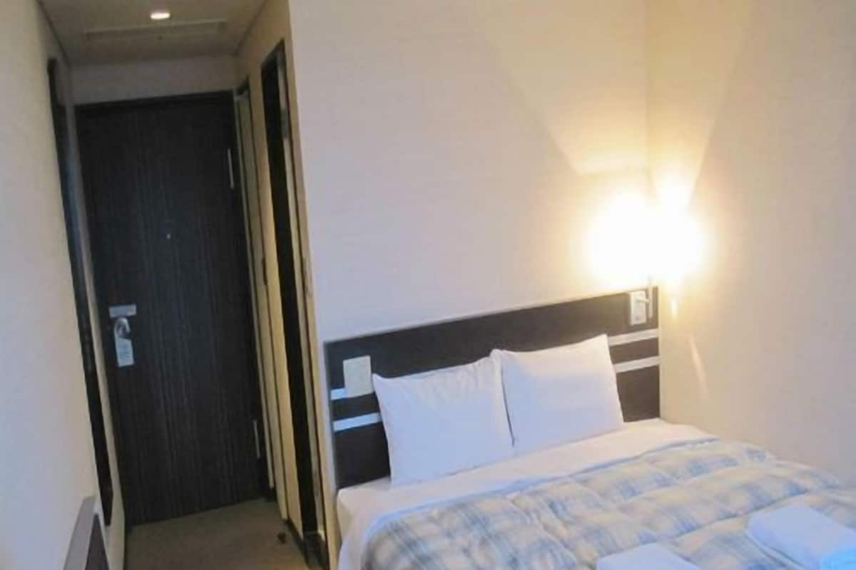 Een bureau, gratis wifi, beddengoed