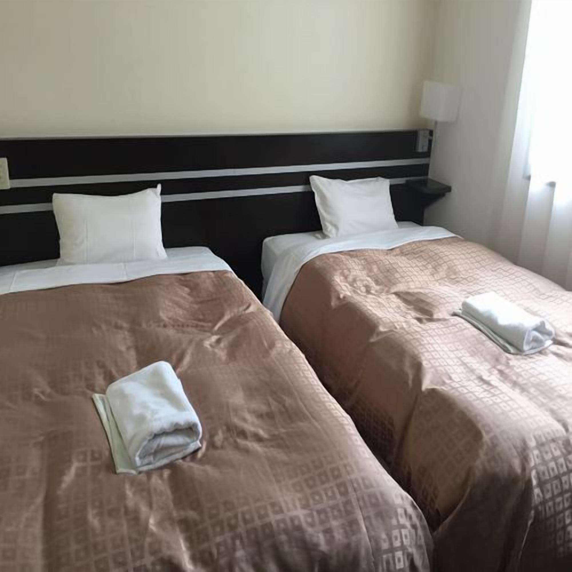 Een bureau, gratis wifi, beddengoed