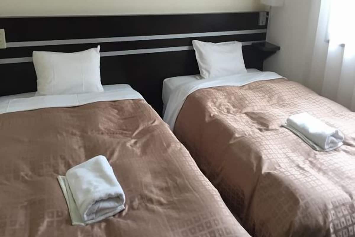 Een bureau, gratis wifi, beddengoed