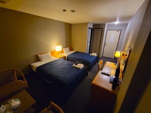 雙床房 | 羽絨被、書桌、手提電腦工作空間、免費 Wi-Fi