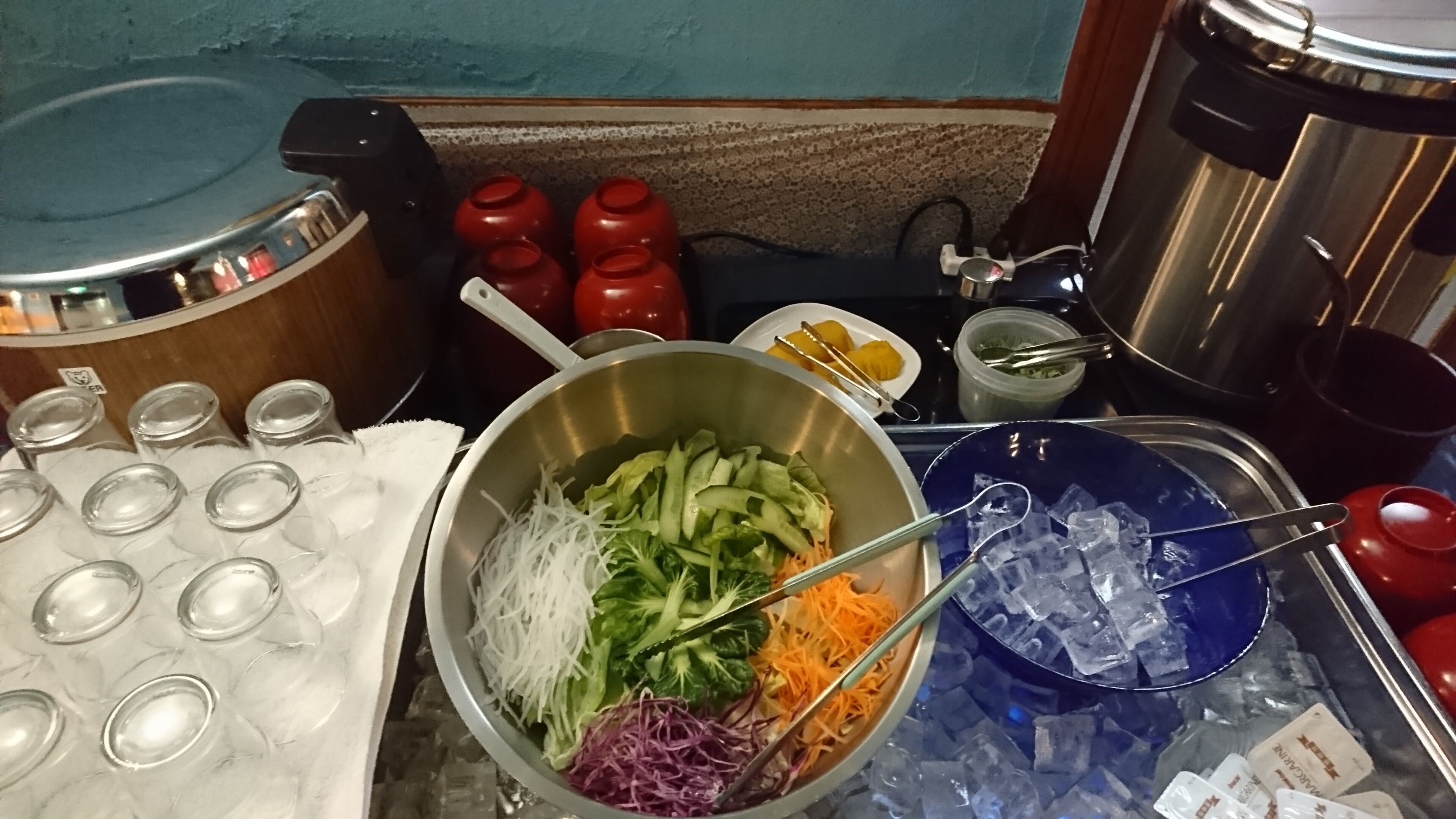 Una encimera de cocina con diversos alimentos y utensilios de cocina.