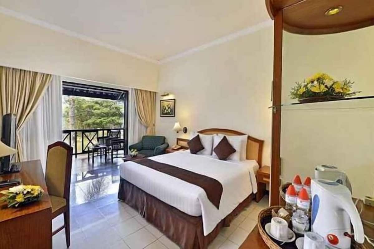 In-room safe, desk, free WiFi