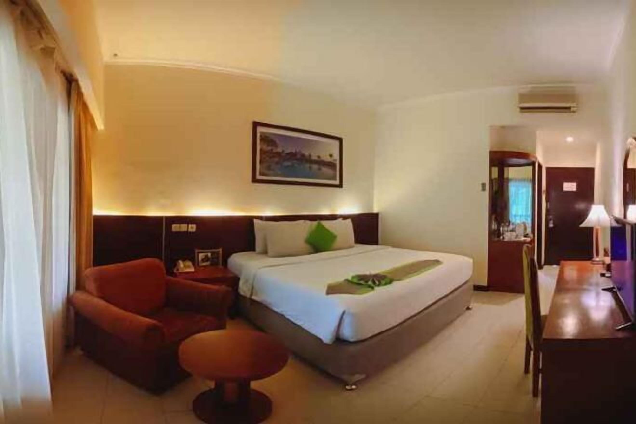 In-room safe, desk, free WiFi