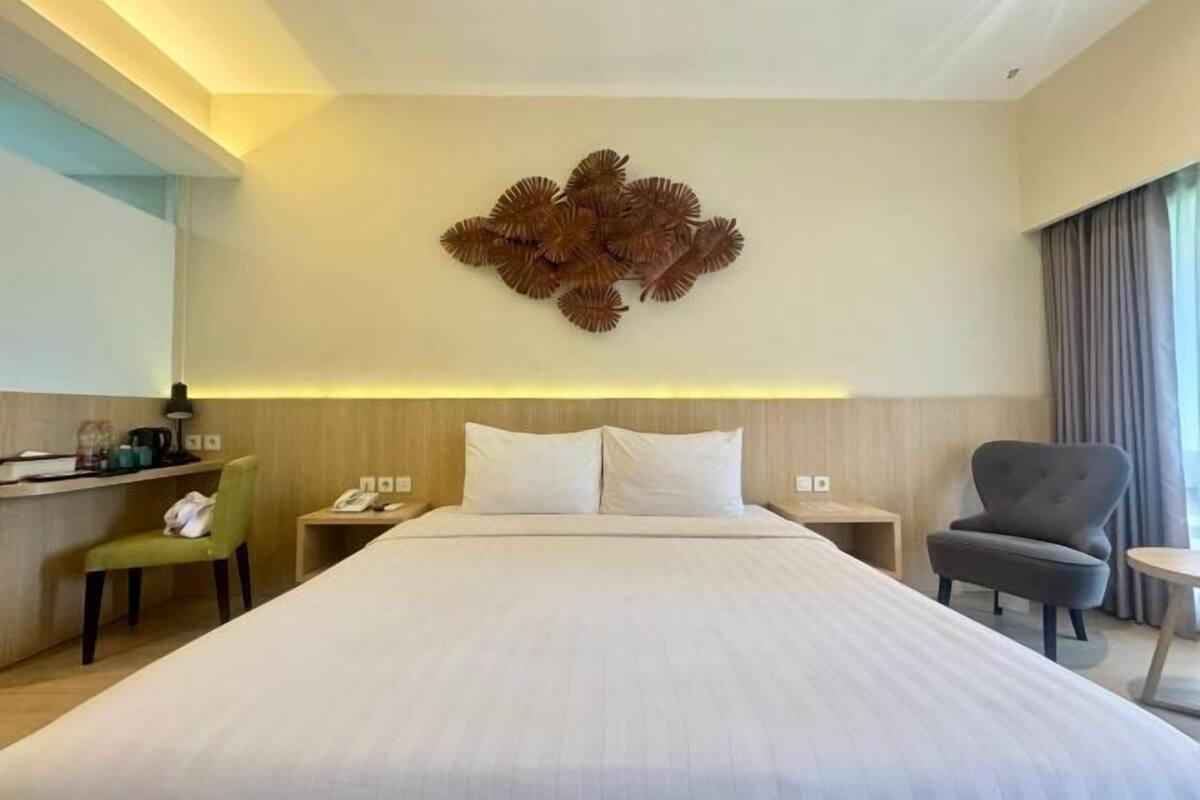 In-room safe, desk, free WiFi