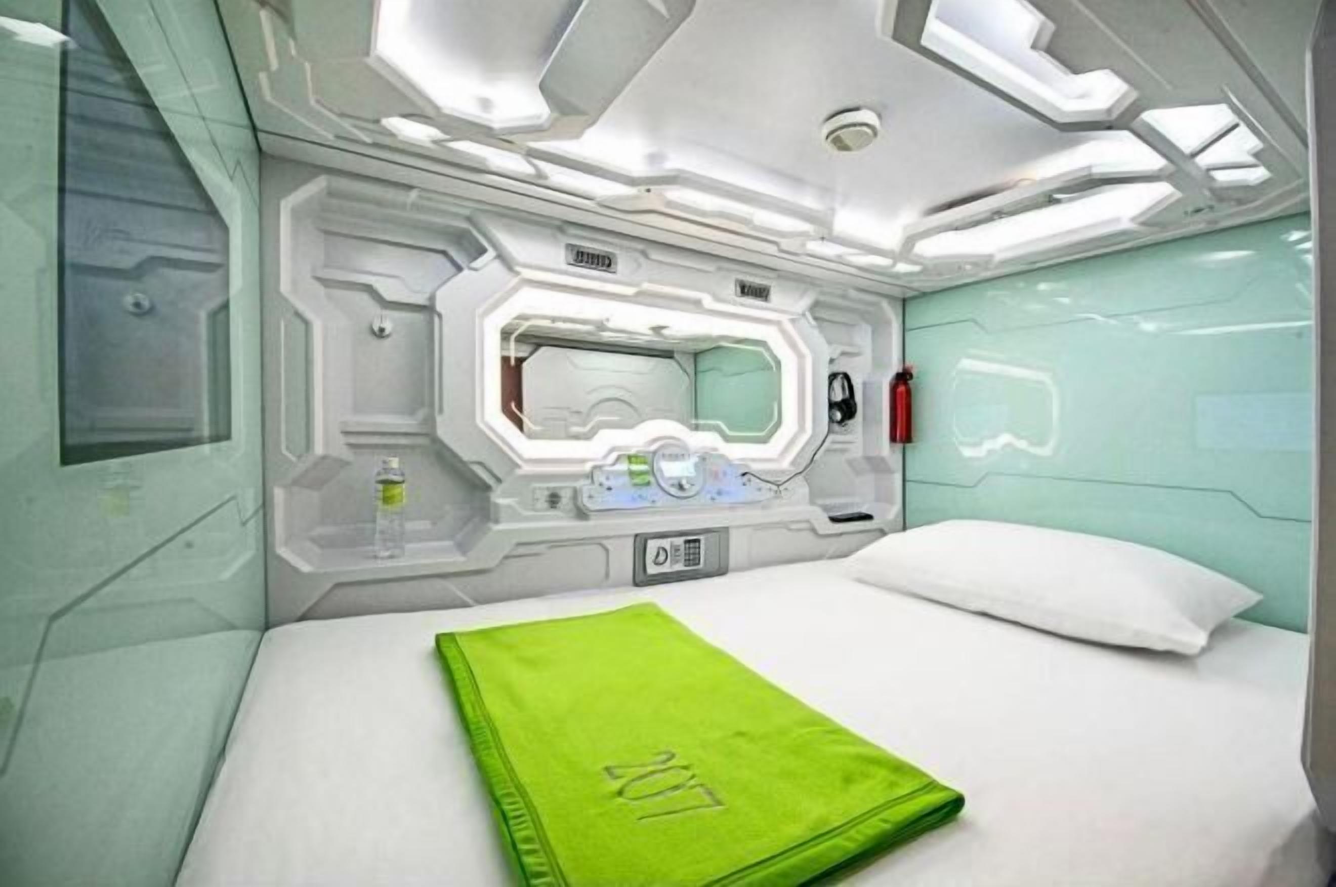 In-room safe, desk, free WiFi