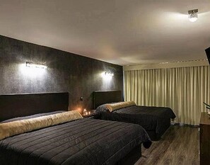 套房, 多张床 | 高档床上用品、办公桌、免费 WiFi、床单