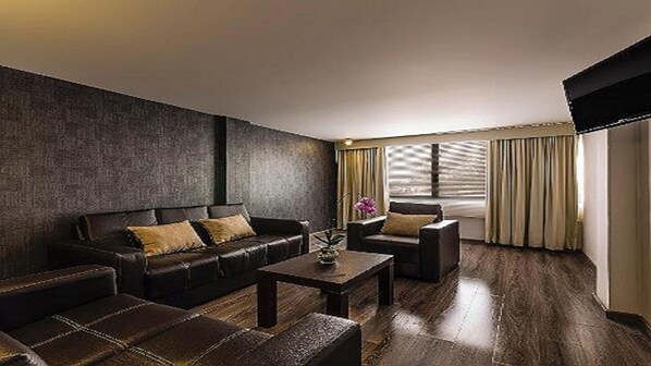 Suite, Multiple Beds | Living area