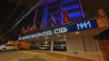 Vista frontal de la propiedad por la tarde o noche