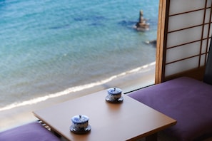 In-room safe, desk, bed sheets