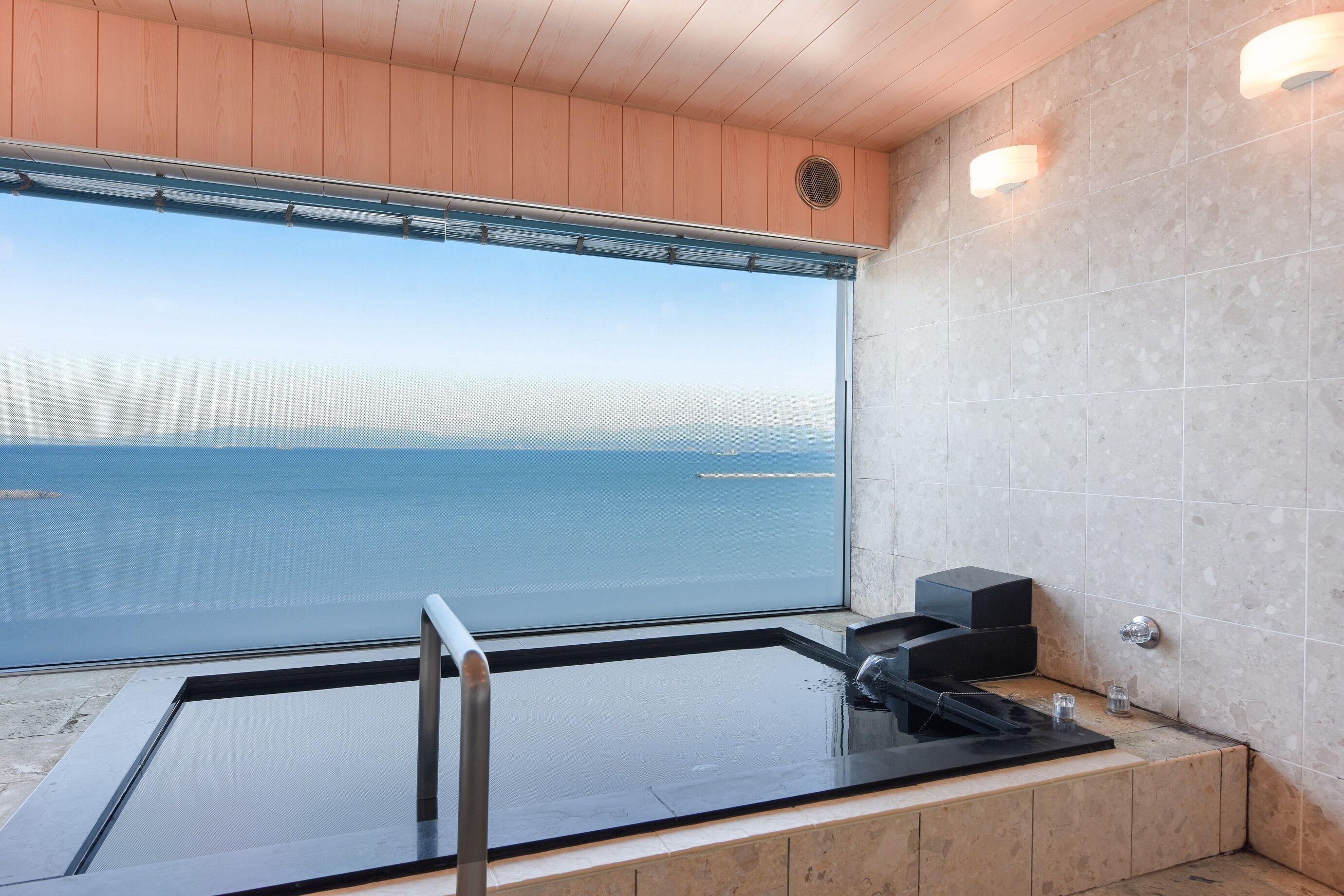 シャワー付き浴槽、バスアメニティ (無料)、ヘアドライヤー、スリッパ