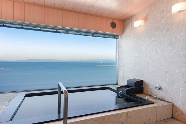 Combined shower/bathtub, free toiletries, hair dryer, slippers - Ibusuki Kaijyo Hotel (Ibusuki)