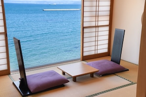 In-room safe, desk, bed sheets
