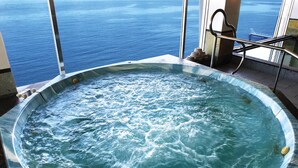 Un jacuzzi con vista al océano.