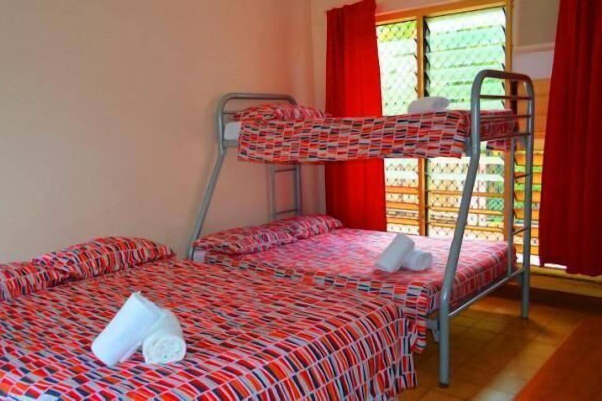 Chambre Familiale (1 Queen Bed and 1 Triple Bunk)