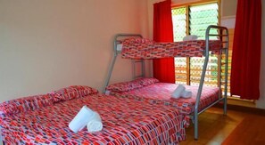 Chambre Familiale (1 Queen Bed and 1 Triple Bunk)