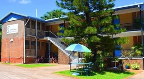 Front of property - Barramundi Lodge - Hostel (The Gardens)