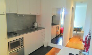 Appartement Standard, 1 chambre, cuisinette (Studio Plus) | Cuisinette privée | Four à micro-ondes, surface de cuisson, vaisselle et ustensiles