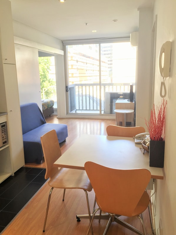 Appartement Standard, 2 chambres | Aire de séjour | Téléviseur, lecteur de DVD