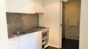 Private kitchenette - Ozstays Katz Apartments (Melbourne)