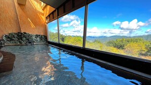 A hot tub with a view of mountains and trees. - Ikoinomura Heritage Minoyama (Minano)