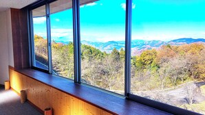 A room with large windows offering a mountain view. - Ikoinomura Heritage Minoyama (Minano)
